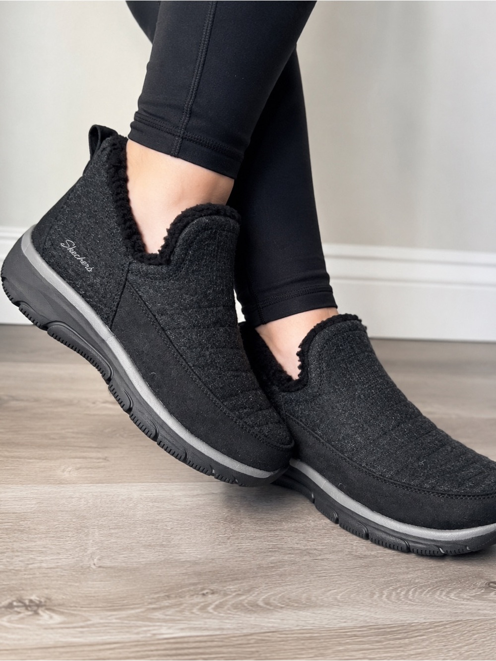 NWT Skechers Relaxed Fit Easy Going Winter Kiss Boots Black Size 7.5